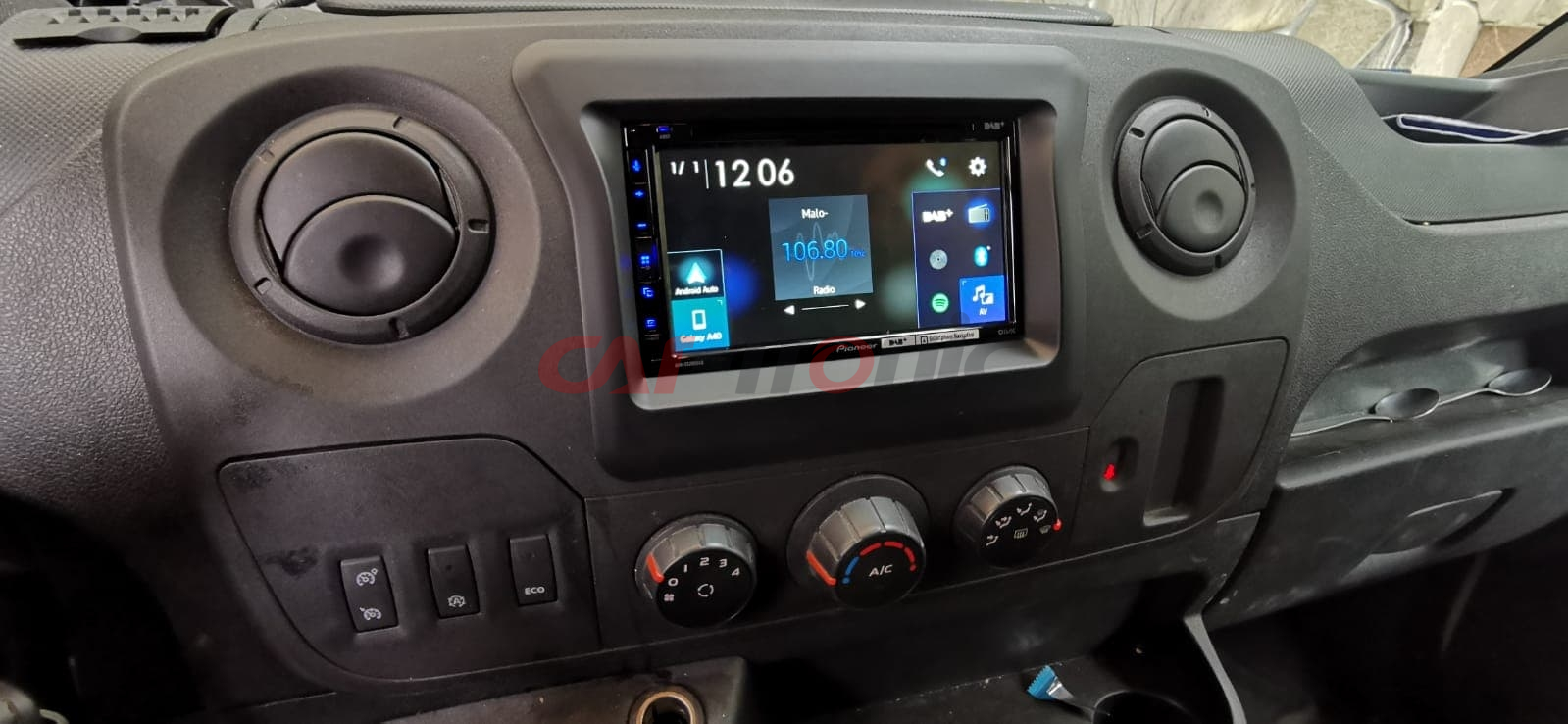 Stacja multimedialna Pioneer AVH-Z5200DAB. Apple CarPlay i Android Auto