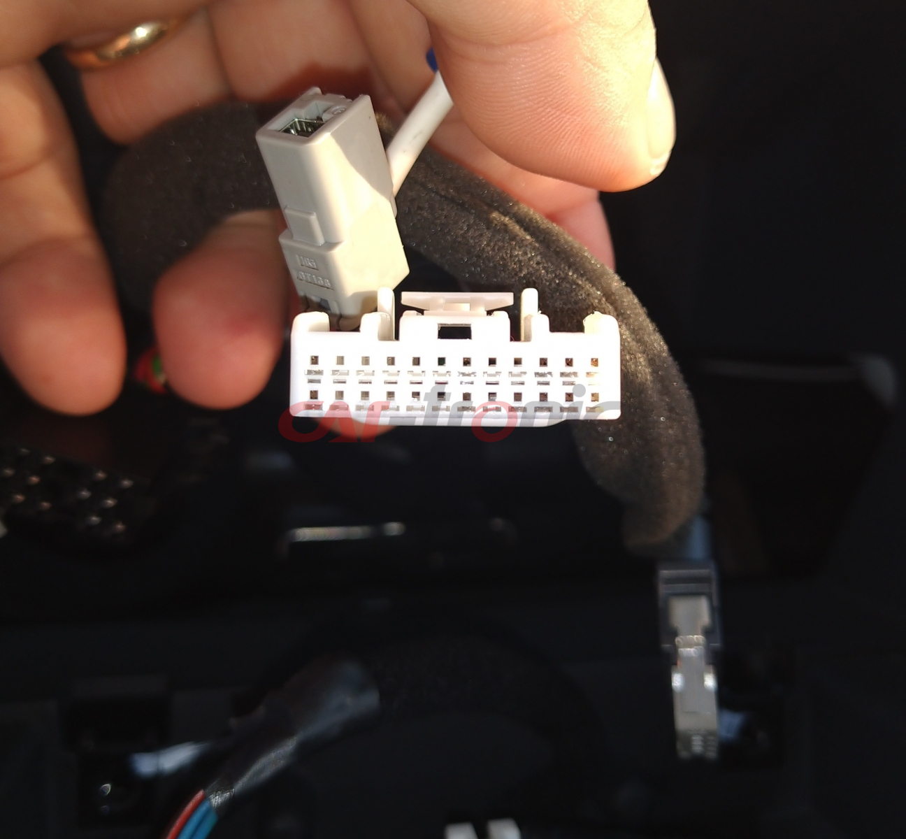 Adapter do sterowania z kierownicy Hyundai i35 2010 - 2015, Kia Sportage. Fabryczna nawigacja, wzmacniacz i kamera cofania CTSHY013.2
