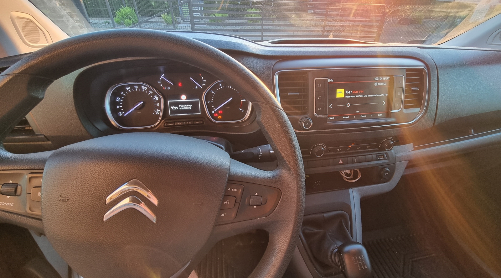 Gränssnitt för anslutning av en Citroën-, Peugeot-, Opel- eller Toyota ProAce-kamera. NAC- eller RCC-system. 7-tums eller 8-tums skärm.