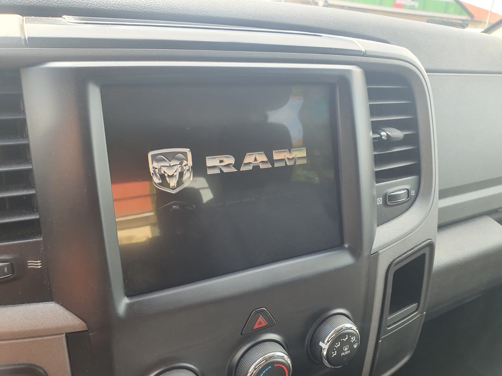 Schnittstelle zum Anschluss einer Chrysler/Dodge/Jeep Uconnect Touch 8.4 Rückfahrkamera (52 Pin)