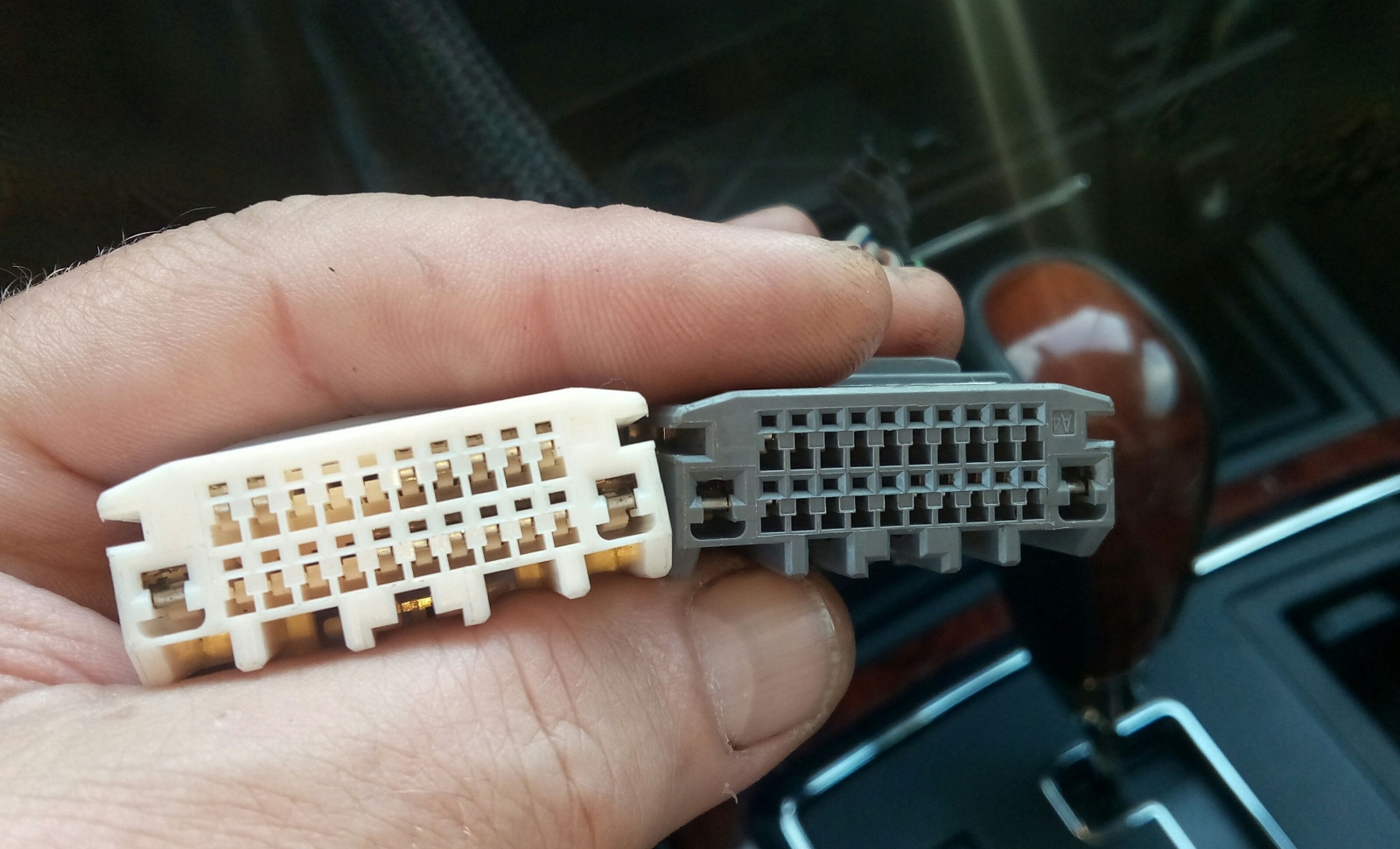 Adattatore per comandi al volante per Chrysler, Dodge e Jeep Wrangler. Alimenta l'amplificatore Boston Acoustics di fabbrica.