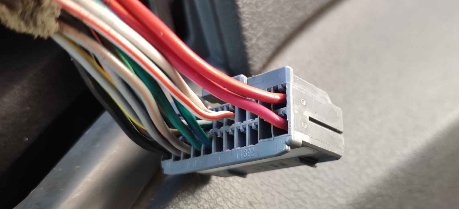 Adattatore per comandi al volante per Chrysler, Dodge e Jeep Wrangler. Alimenta l'amplificatore Boston Acoustics di fabbrica.