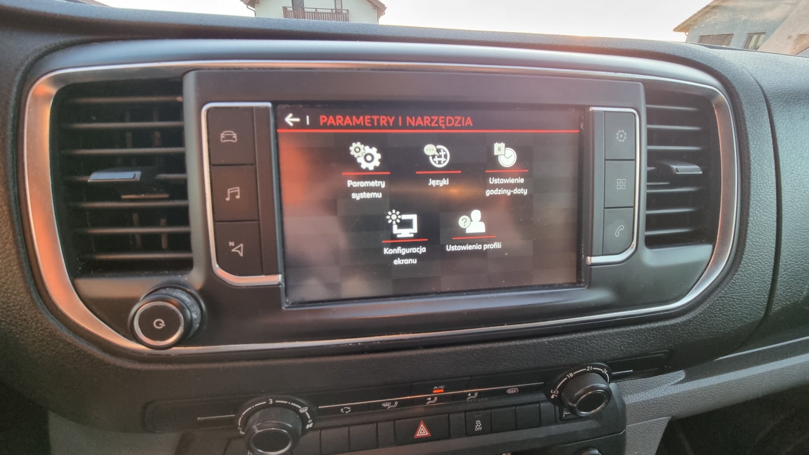 Gränssnitt för anslutning av en Citroën-, Peugeot-, Opel- eller Toyota ProAce-kamera. NAC- eller RCC-system. 7-tums eller 8-tums skärm.