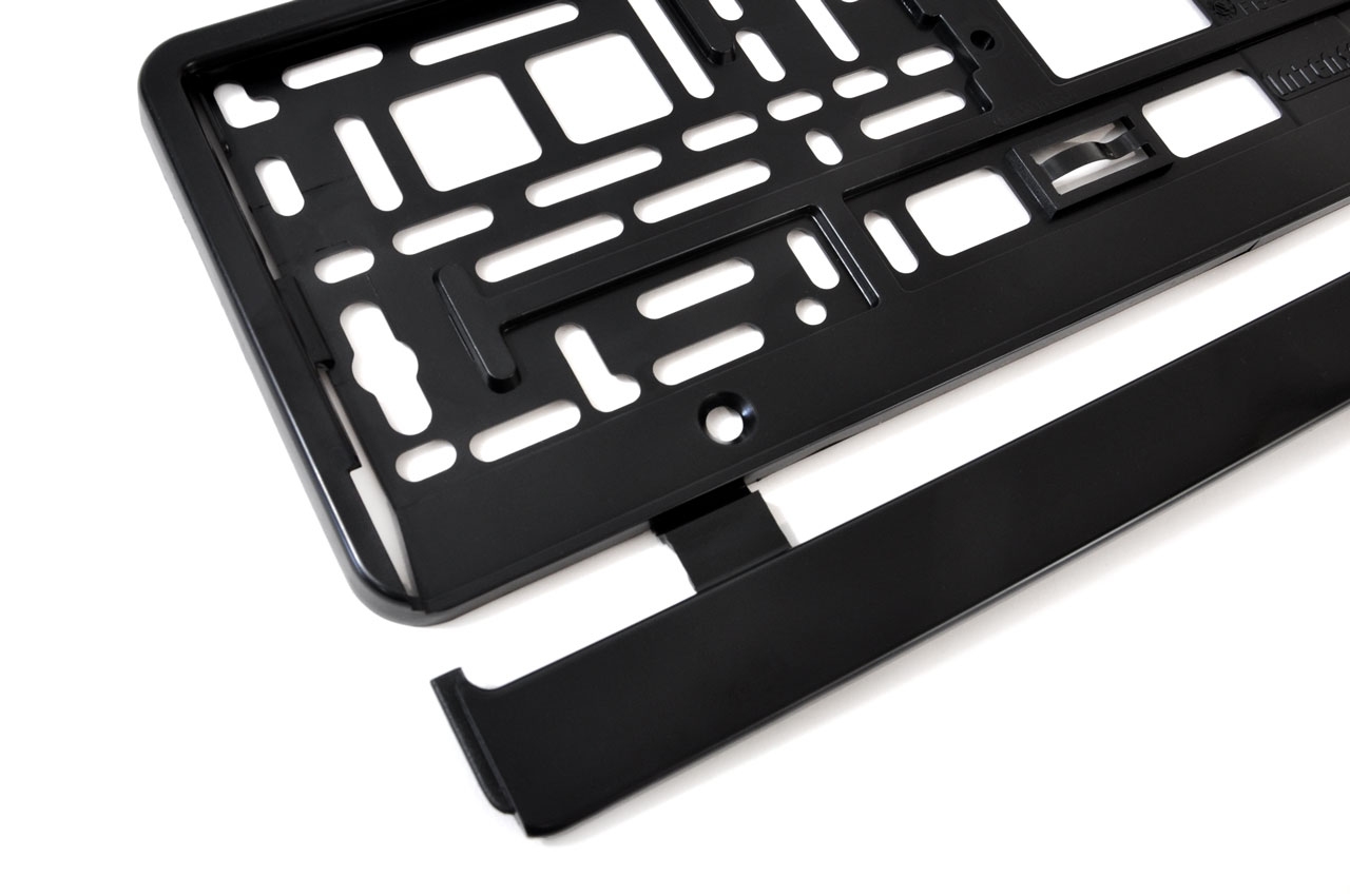 Cornice per targa, nera, flessibile, confezionata in un sacchetto di plastica con etichetta AMIO-02084