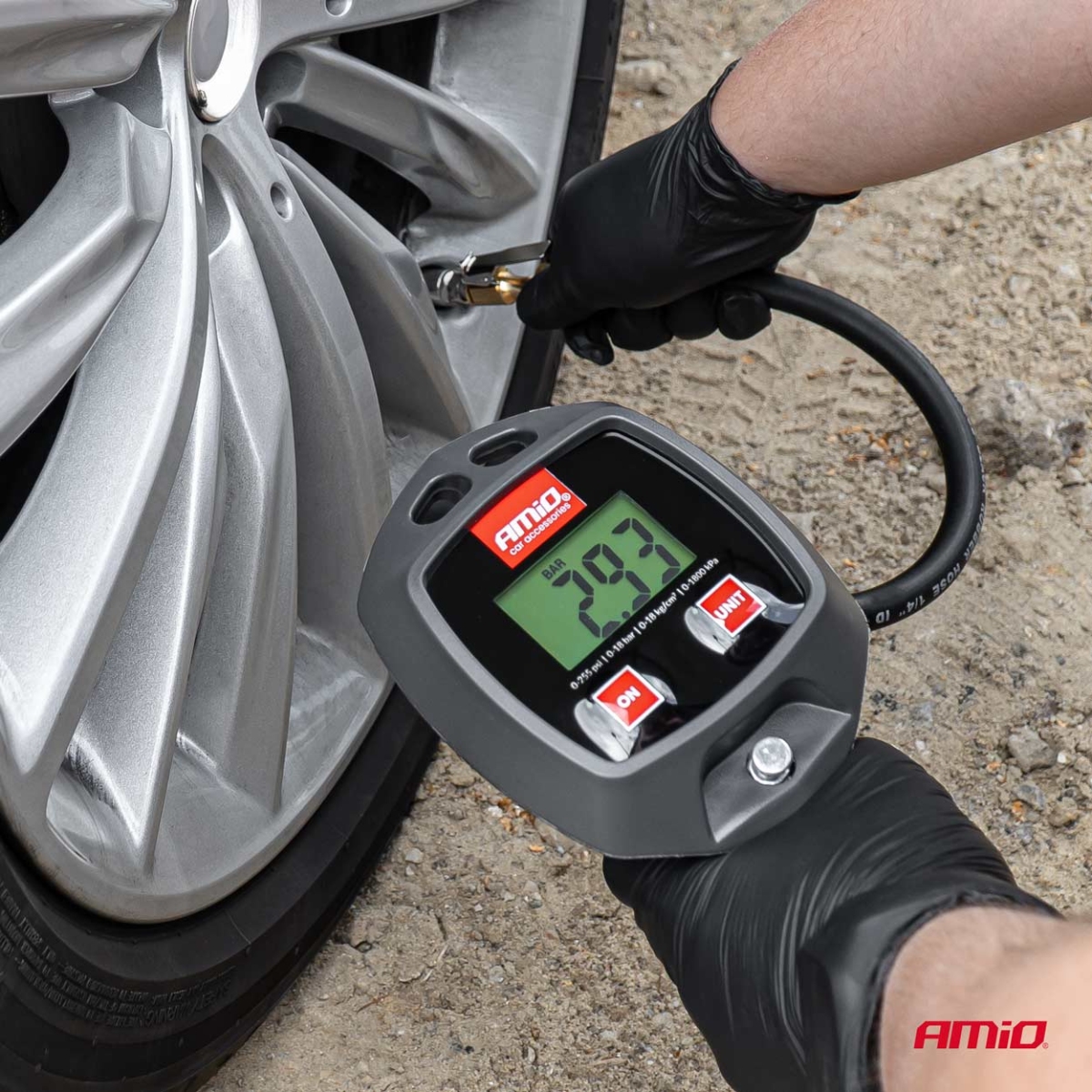 Pistolet do pompowania z manometrem cyfrowym 18 bar AMIO-04482
