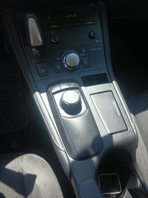 Adaptateur pour connecter une caméra de recul Lexus au système de navigation Media-Navigation GEN8 13CY.