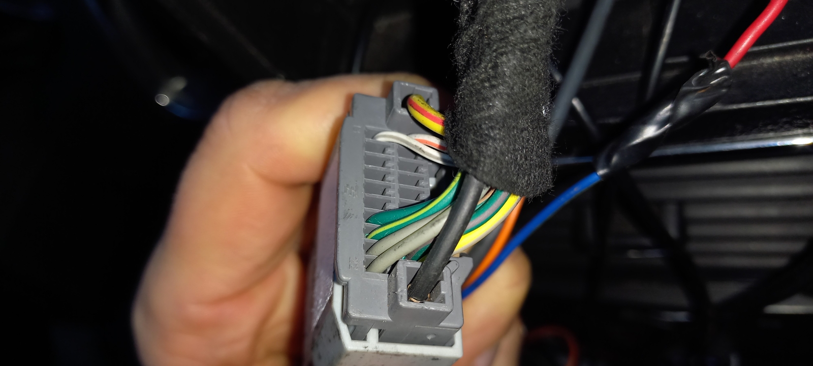 Adattatore per comandi al volante per Chrysler, Dodge e Jeep Wrangler. Alimenta l'amplificatore Boston Acoustics di fabbrica.