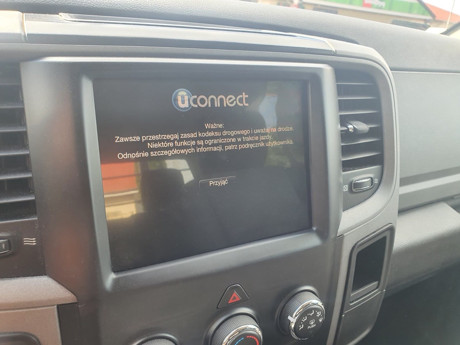 Schnittstelle zum Anschluss einer Chrysler/Dodge/Jeep Uconnect Touch 8.4 Rückfahrkamera (52 Pin)