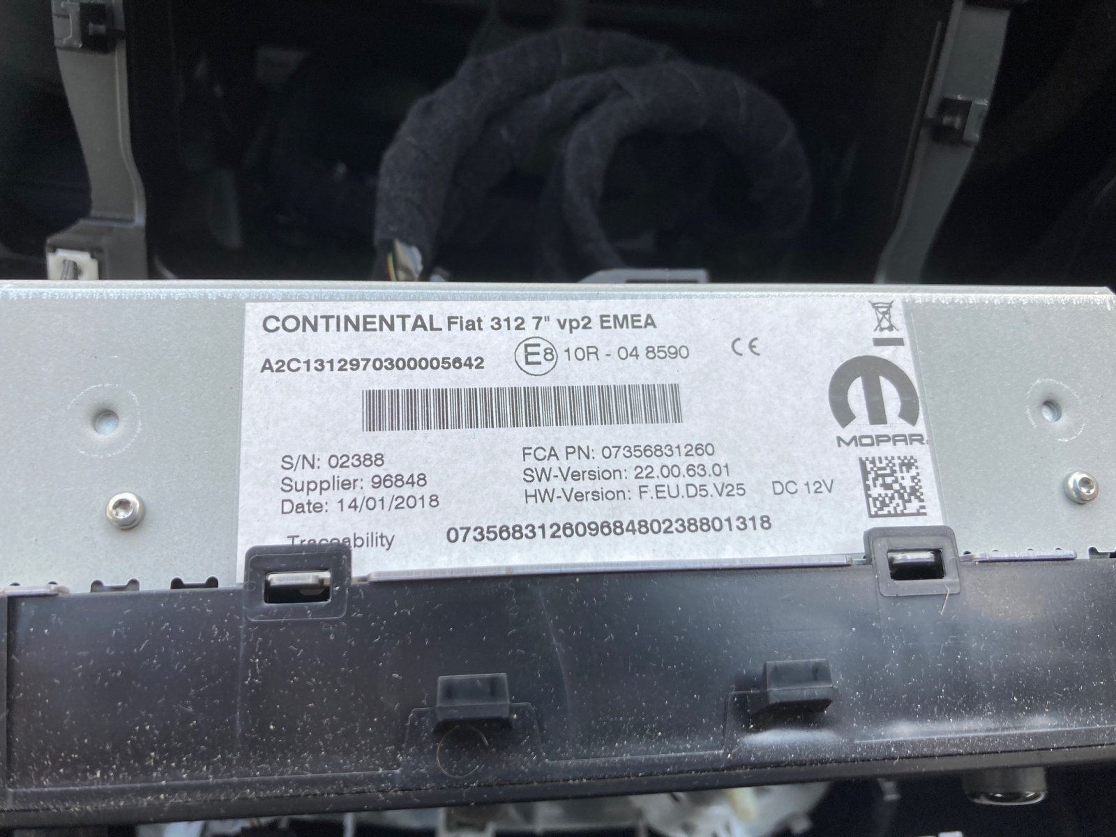 Adapteri Fiat 500:n peruutuskameraan. Jeep Compass, Renegade, Wrangler 7 tuumaa