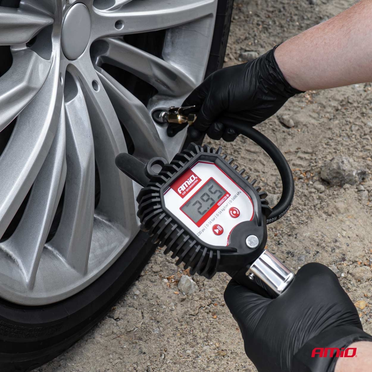 Pistolet do pompowania z manometrem cyfrowym 16 bar AMIO-04483