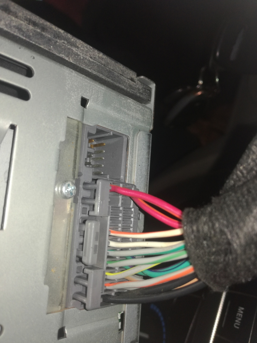 Adattatore per comandi al volante per Chrysler, Dodge e Jeep Wrangler. Alimenta l'amplificatore Boston Acoustics di fabbrica.