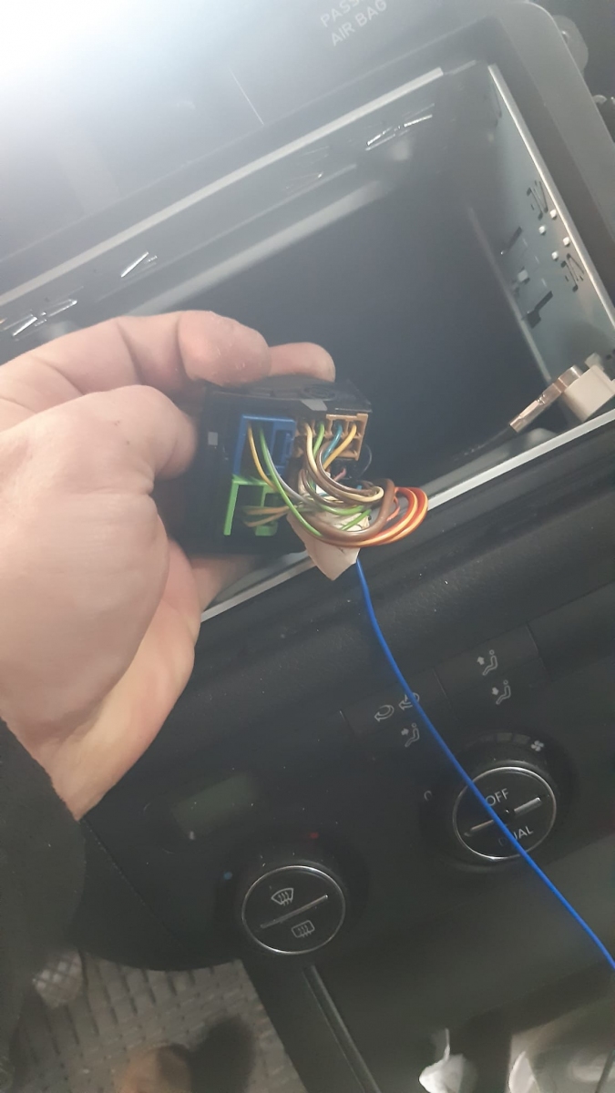 Steering wheel adapter + info VW 2009-> CTUVW01 + Dynaudio