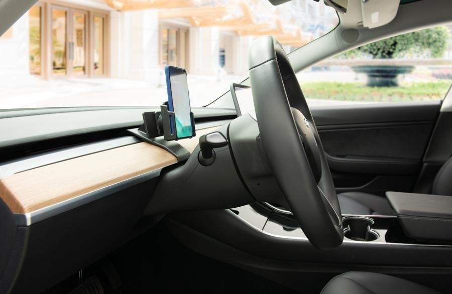 Universell, justerbar hållare för telefoner utan fodral eller med fodral med mått: 70-83 mm (bredd), 2-10 mm (tjocklek)