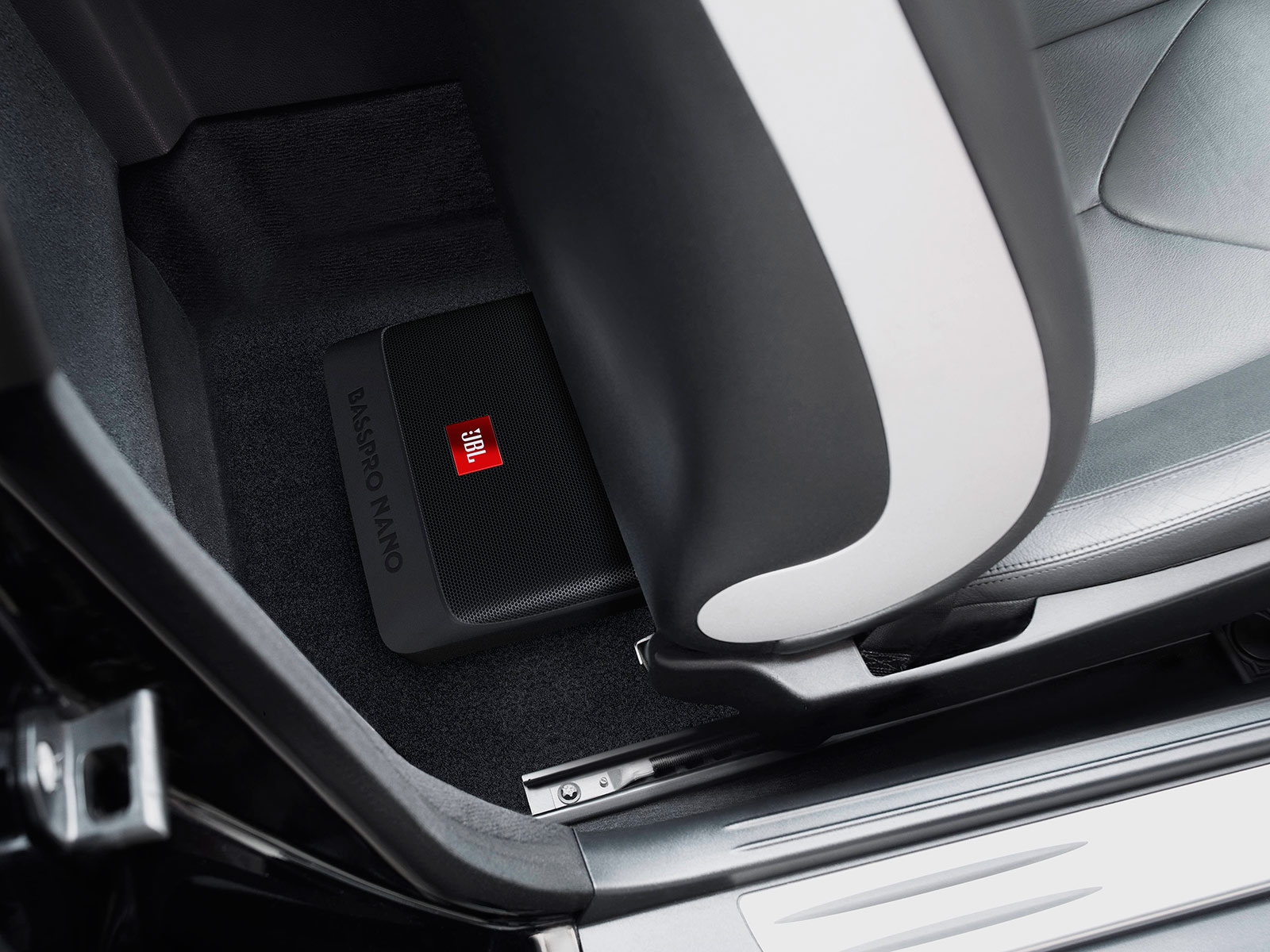 JBL BASSPRO NANO 6&quot; x 8&quot; (152 mm x 203 mm) ultrakompaktný aktívny subwoofer