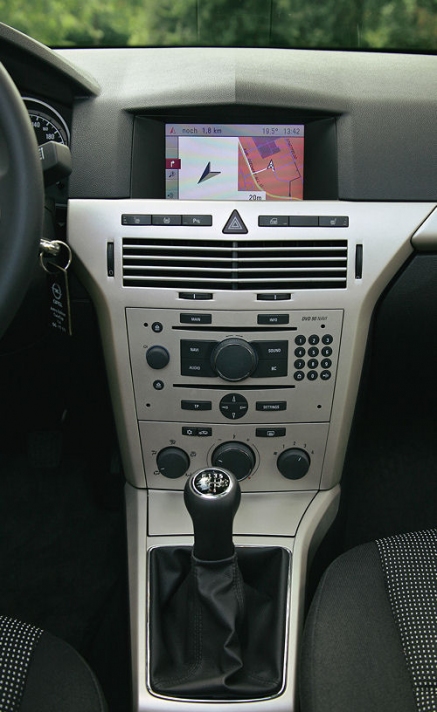 Opeli AUX-sisend; 2xRCA