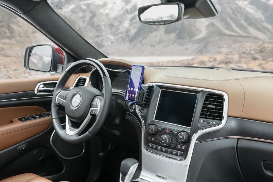 Universell, justerbar hållare för telefoner utan fodral eller med fodral med mått: 70-83 mm (bredd), 2-10 mm (tjocklek)